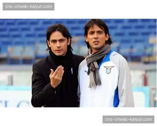 特写:终场哨响,国米主帅小因扎吉与多特主帅泰尔齐奇长时间拥抱交谈。